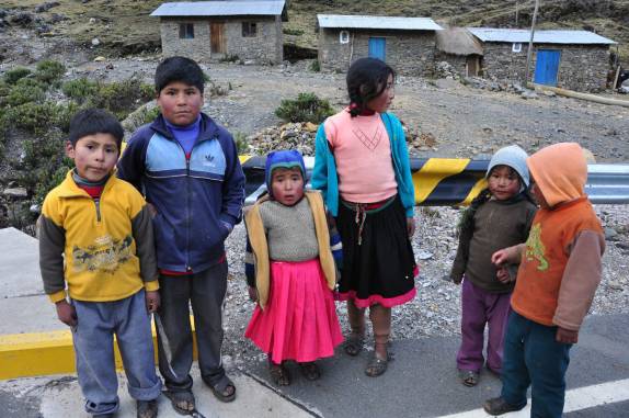 Encontro com crianças que vivem a mais de 4 mil metros de altitude na subida dos Andes na Carretera Transoceanica, em direção à Cusco, no Peru